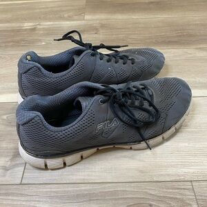 𝅺fila Mens Running Athletic Sneaker.